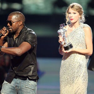 Kanye West y Taylor Swift, en los MTV VMAs de 2009.