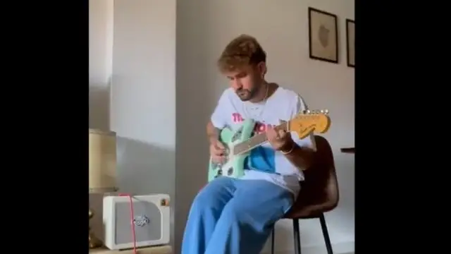 Dani Fernández canta 'Solo tienes que avisar'.