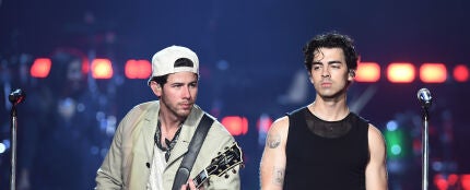Joe y Nick Jonas en un concierto de los Jonas Brothers