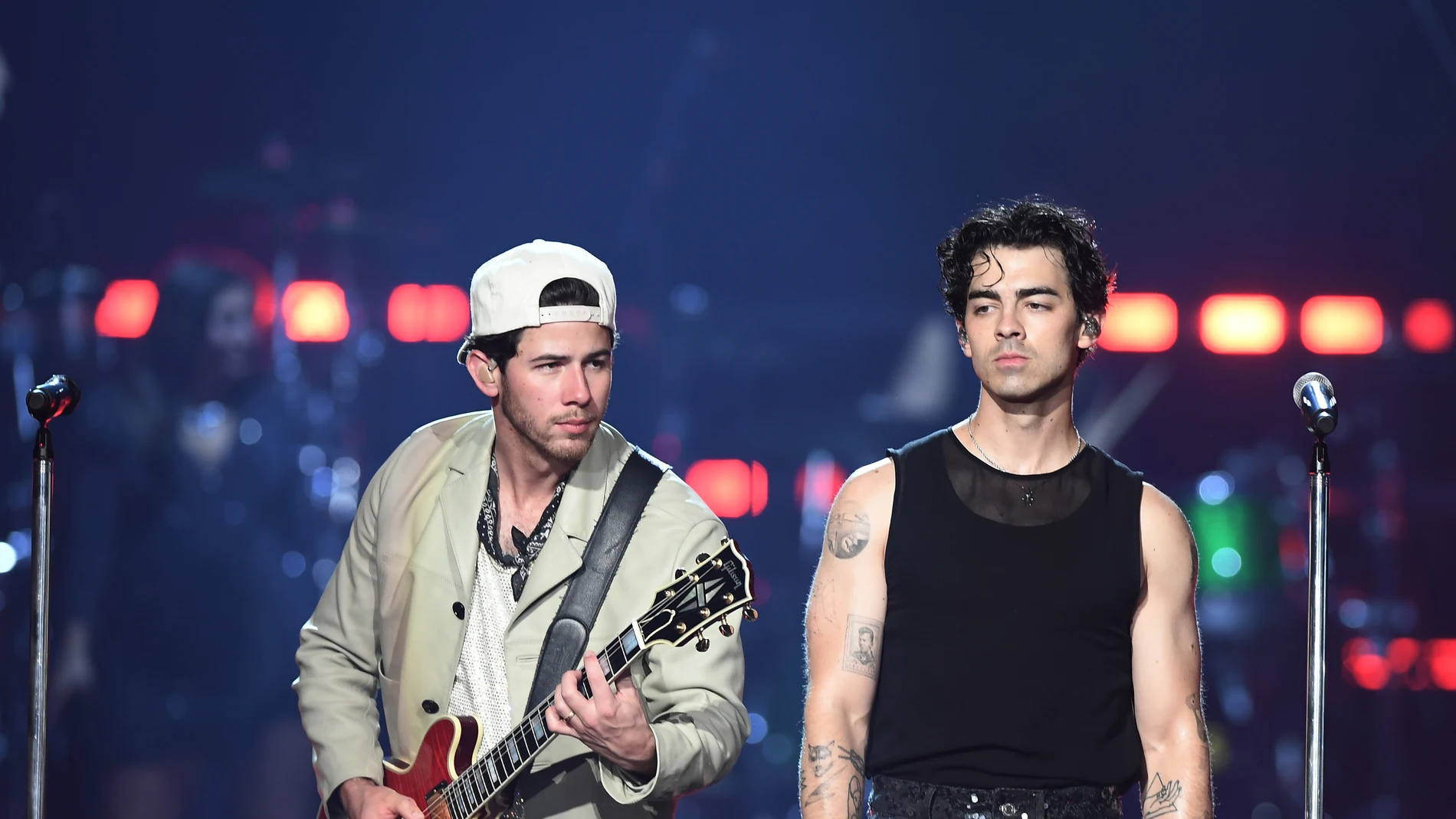 Joe y Nick Jonas en un concierto de los Jonas Brothers