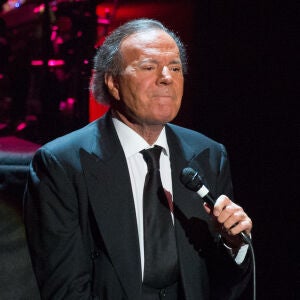 Julio Iglesias, acusado de agresión sexual por varias exempleadas Julio Iglesias, acusado de agresión sexual por varias exempleadas