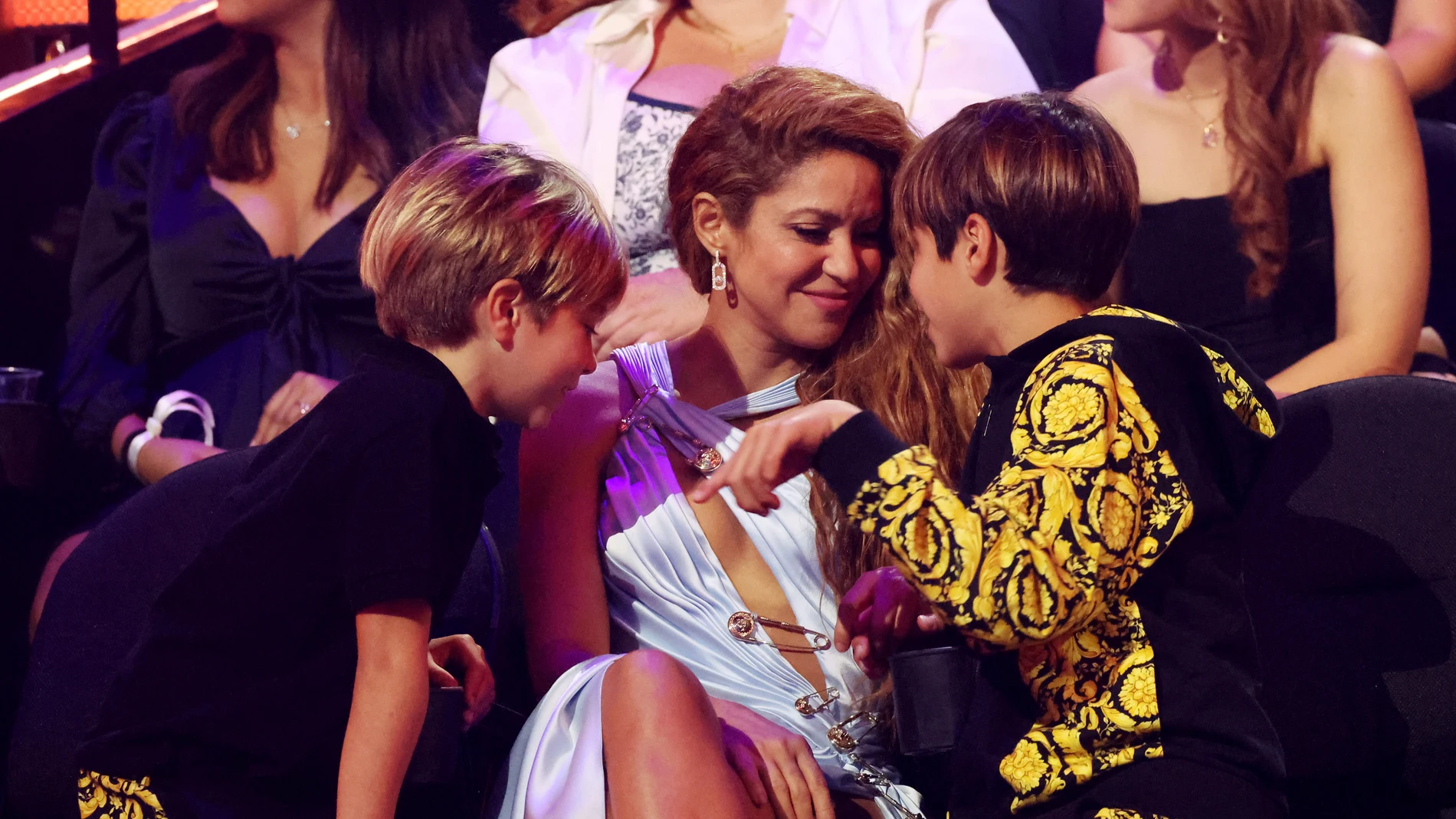 Shakira con sus hijos en los MTV VMAs