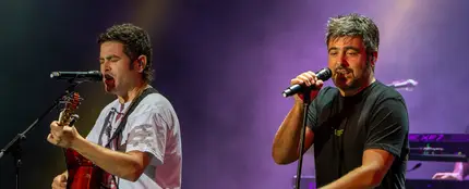 Los hermanos Muñoz durante un concierto de Estopa. Los hermanos Muñoz durante un concierto de Estopa.