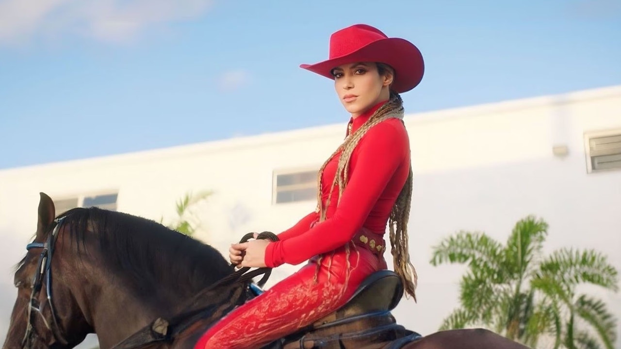 La letra y el videoclip de 'El Jefe', la canción de Shakira con dardos