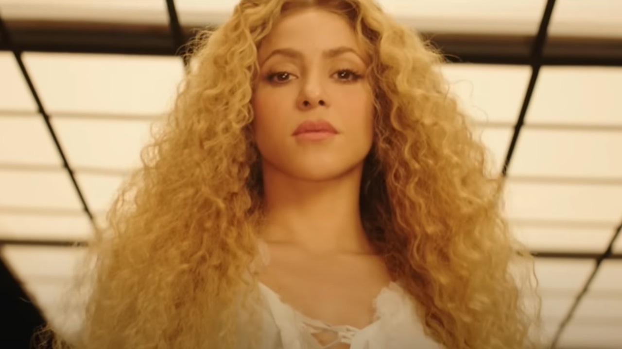 Escucha 'El Jefe', la canción de Shakira y Fuerza Regida, con dardo a