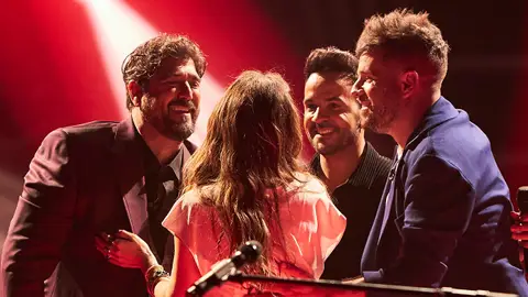 Malú vive el momento más emotivo en La Voz al cantar Aprendiz con los coaches Malú vive el momento más emotivo en La Voz al cantar Aprendiz con los coaches