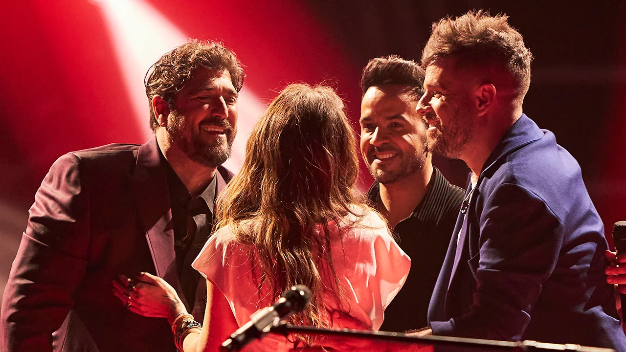 Mal&uacute; vive el momento m&aacute;s emotivo en La Voz al cantar Aprendiz con los coaches