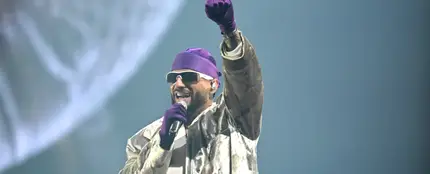 Maluma frena su concierto cuando un fan le lanza un móvil a la cara. Maluma frena su concierto cuando un fan le lanza un móvil a la cara.