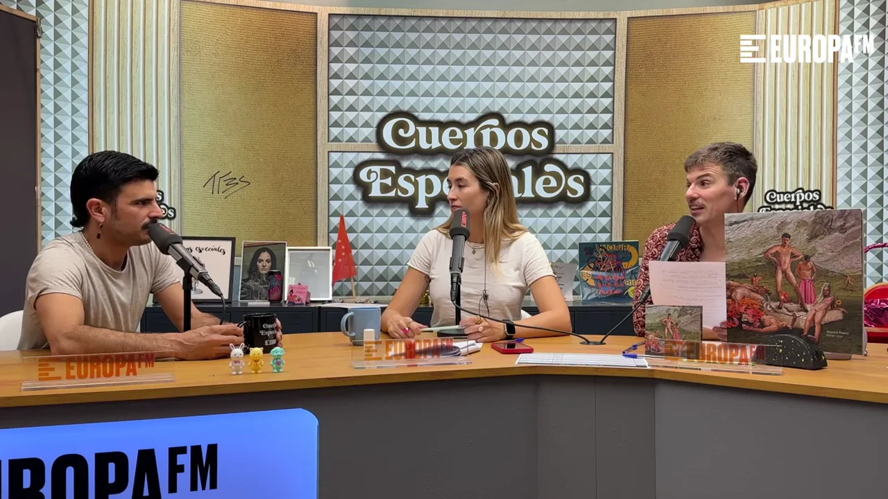 Rodrigo Cuevas le tuvo que enviar una "foto pene" al pintor que dibujó la carátula de su disco 'Manual de Romería' Rodrigo Cuevas le tuvo que enviar una "foto pene" al pintor que dibujó la carátula de su disco 'Manual de Romería'