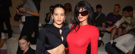 Rosalía disfruta de la Fashion Week de París a carcajada limpia junto a Kylie Jenner 