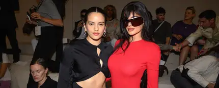 Rosalía disfruta de la Fashion Week de París a carcajada limpia junto a Kylie Jenner Rosalía disfruta de la Fashion Week de París a carcajada limpia junto a Kylie Jenner