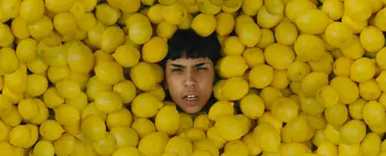 Milo J, en una imagen del videoclip de 'Fruto', una de las canciones de su LP con Bizarrap, 'en dormir sin Madrid'. Milo J, en una imagen del videoclip de 'Fruto', una de las canciones de su LP con Bizarrap, 'en dormir sin Madrid'.