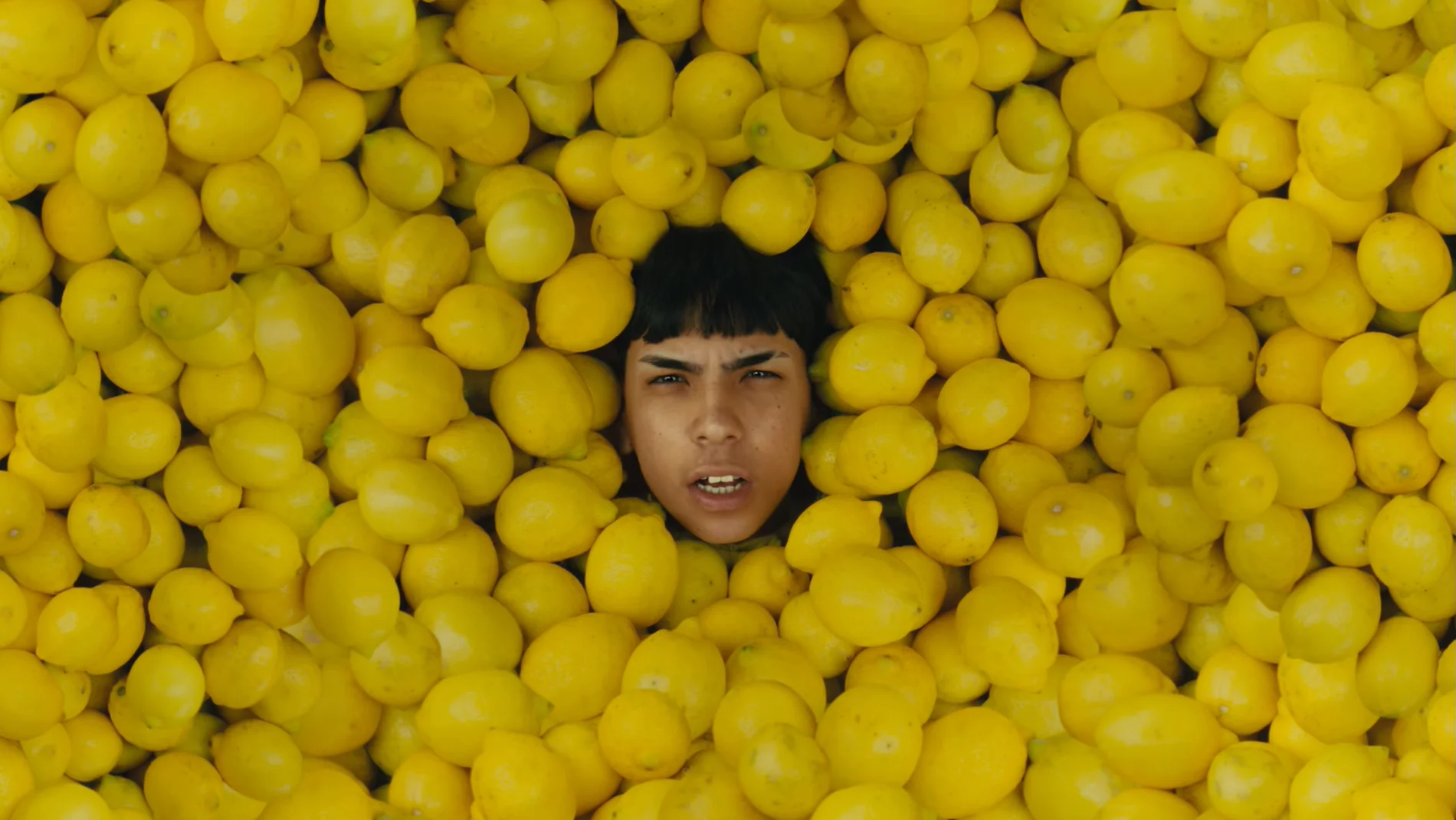 Milo J, en una imagen del videoclip de 'Fruto', una de las canciones de su LP con Bizarrap, 'en dormir sin Madrid'.