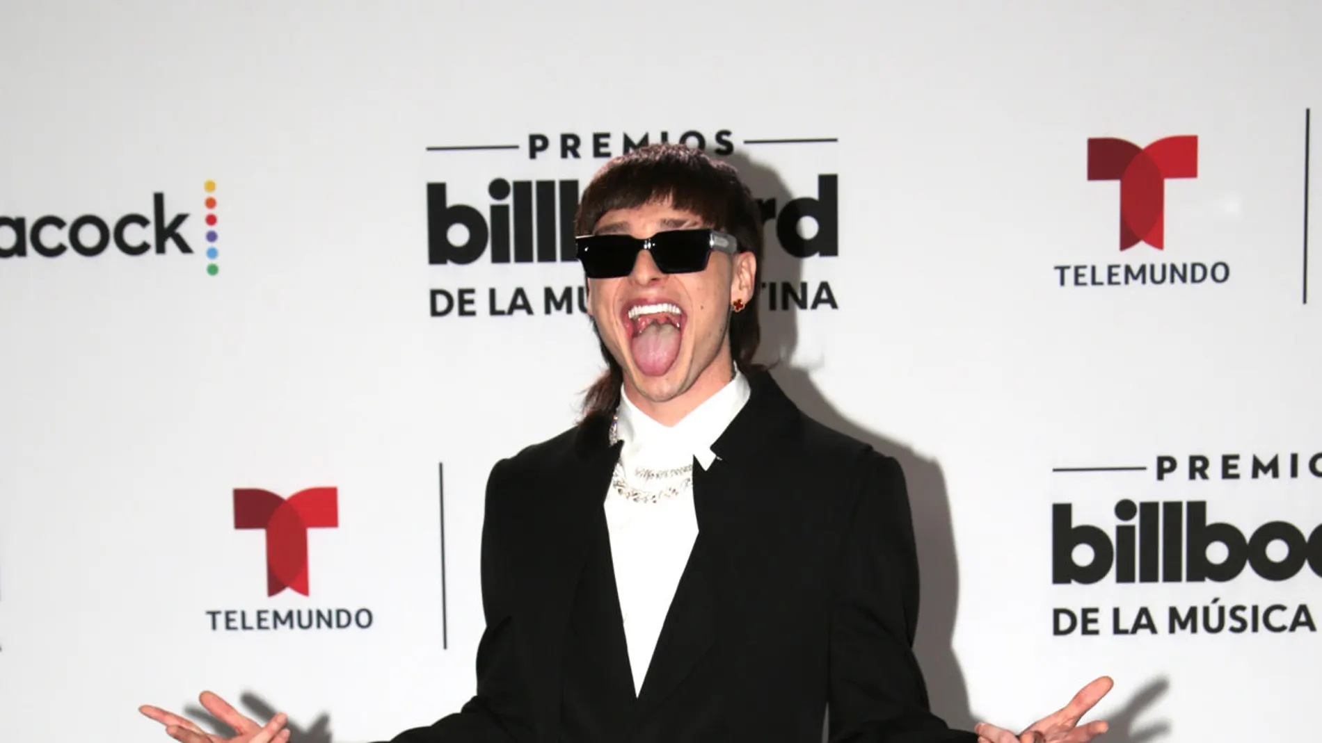Peso Pluma, en la alfombra roja de los Premios Billboard de la Música Latina 2023.