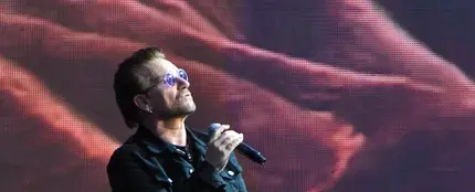 Bono durante un concierto de U2 en su gira 'The Joshua Tree Tour', en Saint-Denis el 25 de julio de 2017. Bono durante un concierto de U2 en su gira 'The Joshua Tree Tour', en Saint-Denis el 25 de julio de 2017.