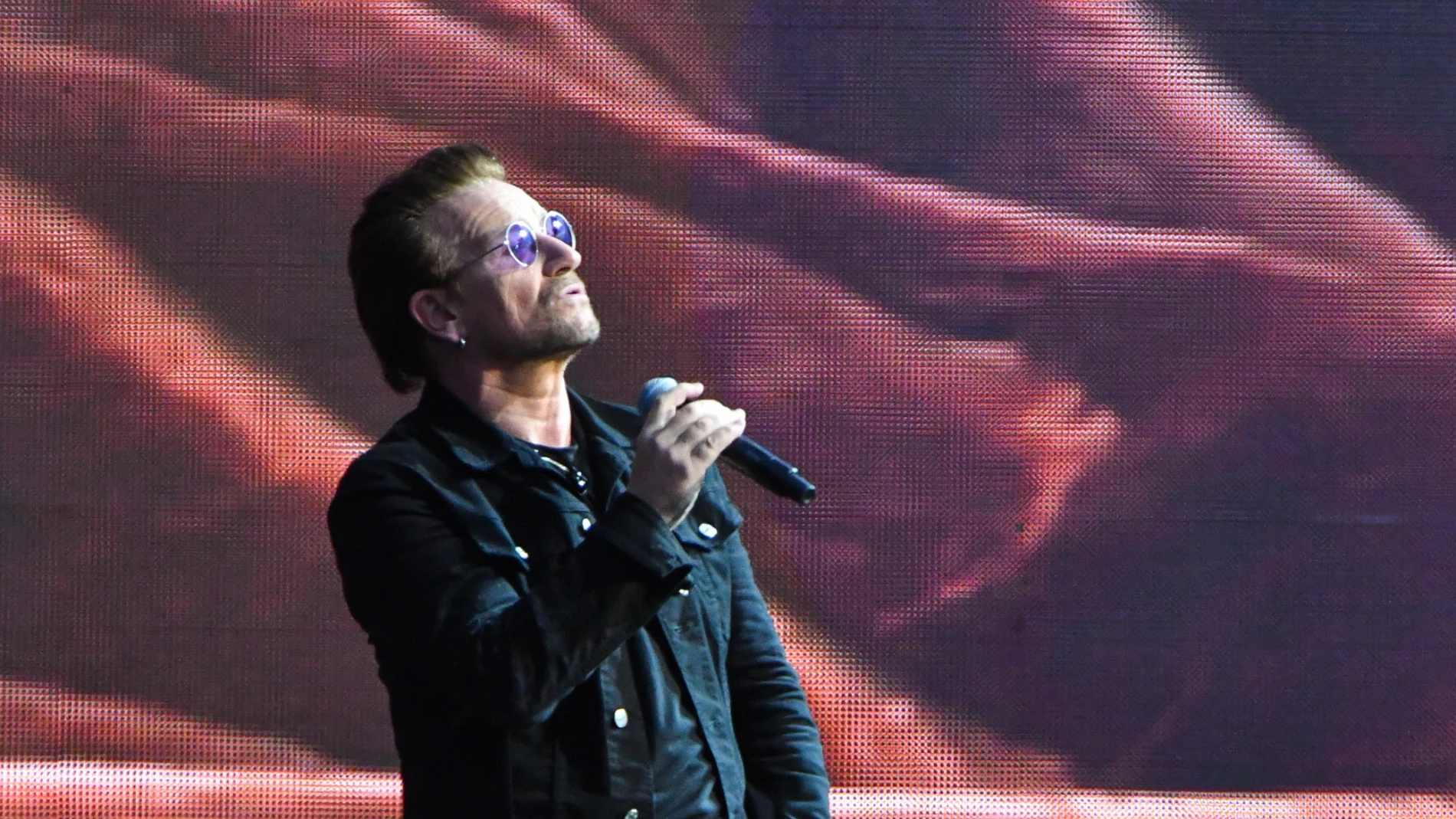 Bono durante un concierto de U2 en su gira 'The Joshua Tree Tour', en Saint-Denis el 25 de julio de 2017.