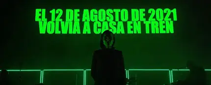 Zahara interpreta en uno de sus conciertos su canción 'Esto no es una canción política'. Zahara interpreta en uno de sus conciertos su canción 'Esto no es una canción política'.