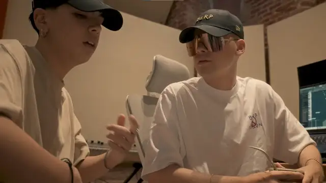 Bizarrap y Milo J, en el estudio mientras componen su EP, 'en dormir sin Madrid'.