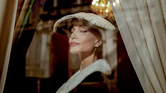Angelina Jolie se transforma en la diva griega María Callas para la nueva película de Pablo Larraín