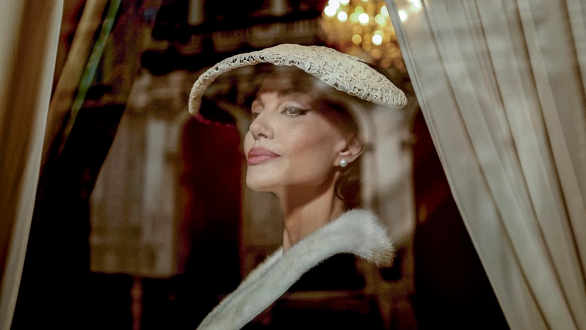 Angelina Jolie se transforma en la diva griega María Callas para la nueva película de Pablo Larraín 