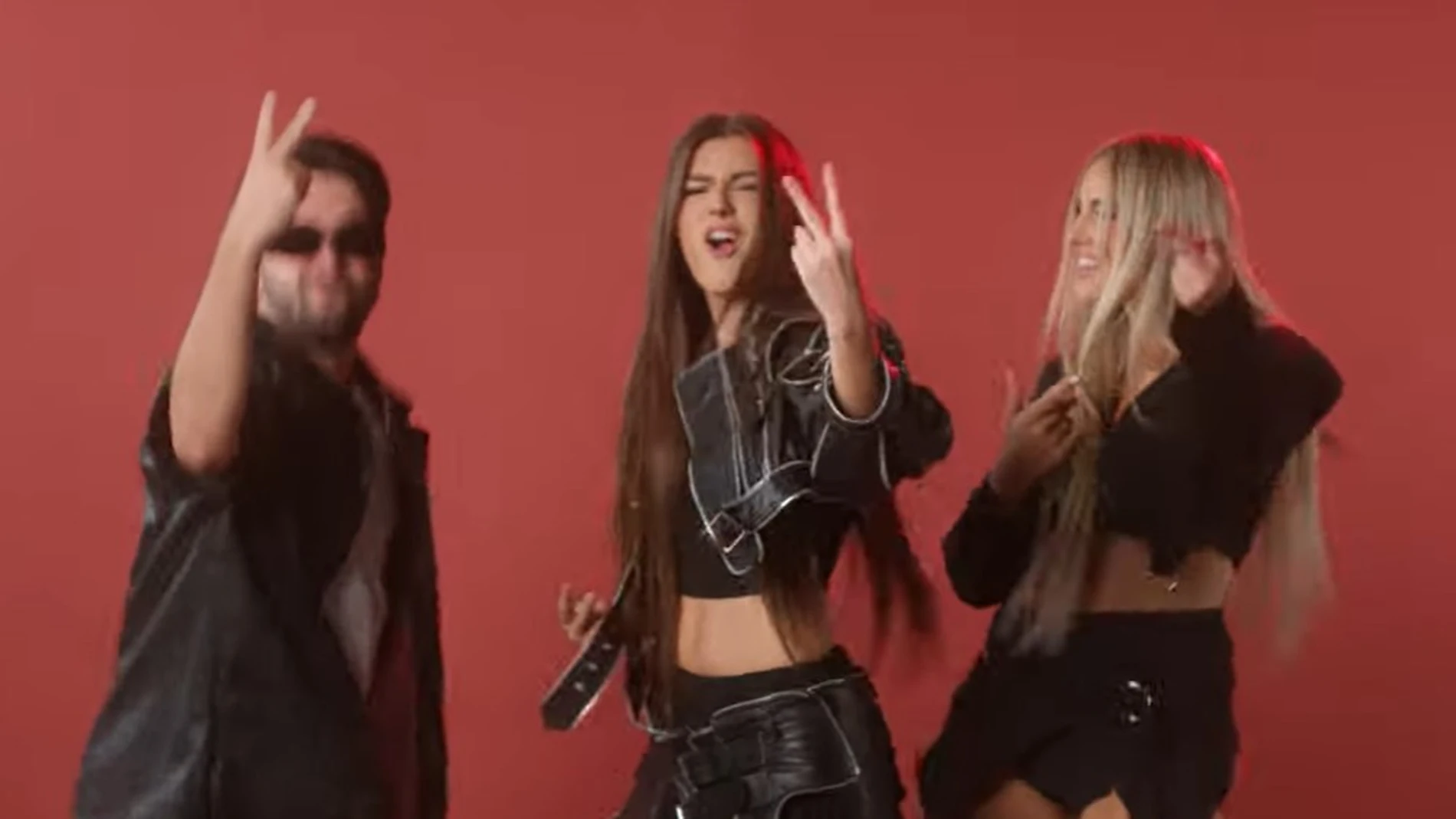 Neva con Chema Rivas y Mar Lucas en el videoclip de 'Colorada 2.0'