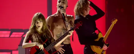 Damiano canta en perfecto español 'Ella Baila Sola' de Peso Pluma en el show de Maneskin en México Damiano canta en perfecto español 'Ella Baila Sola' de Peso Pluma en el show de Maneskin en México