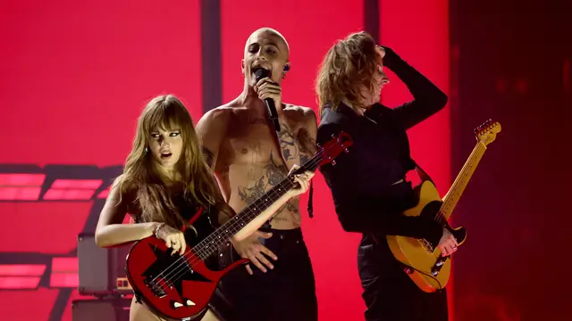 Damiano canta en perfecto español 'Ella Baila Sola' de Peso Pluma en el show de Maneskin en México