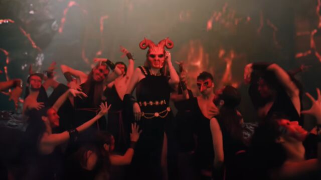 Taylor Swift en el videoclip de 'Karma'