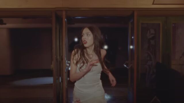 Olivia Rodrigo en el videoclip de 'vampire'