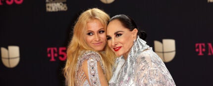 Paulina Rubio y su madre, Susana Dosamantes, asisten a la 34 edición del Premio Lo Nuestro a la Música Latina en febrero de 2022 en Miami, Florida. 