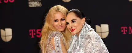 Paulina Rubio y su madre, Susana Dosamantes, asisten a la 34 edición del Premio Lo Nuestro a la Música Latina en febrero de 2022 en Miami, Florida. Paulina Rubio y su madre, Susana Dosamantes, asisten a la 34 edición del Premio Lo Nuestro a la Música Latina en febrero de 2022 en Miami, Florida.