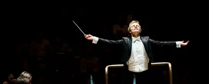 Niklas Benjamin Hoffmann dirige la Orquesta Sinfónica de Londres, Inglaterra. Niklas Benjamin Hoffmann dirige la Orquesta Sinfónica de Londres, Inglaterra.