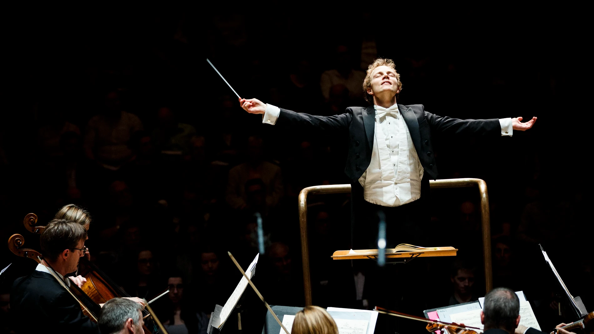 Niklas Benjamin Hoffmann dirige la Orquesta Sinfónica de Londres, Inglaterra. 