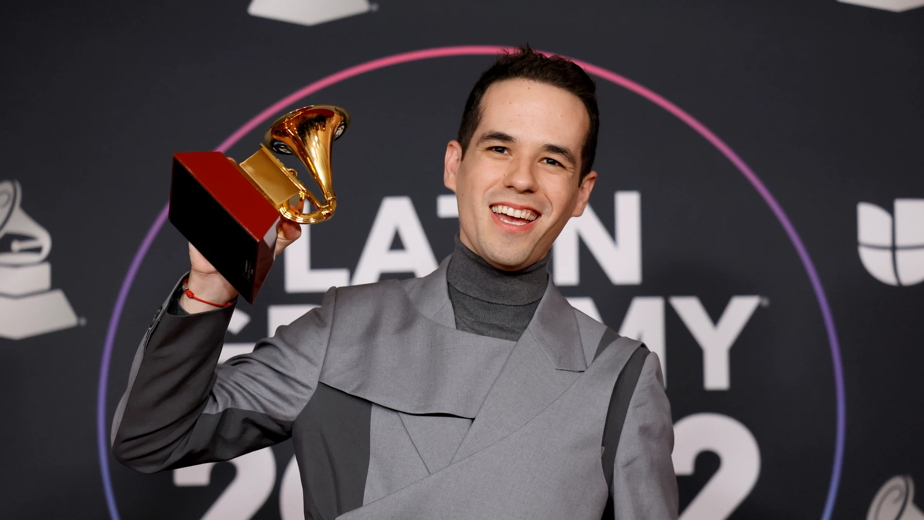 Edgar Barrera, con el premio a la Mejor Canción Regional en la gala de los Premios Latin Grammy, en 2022.
