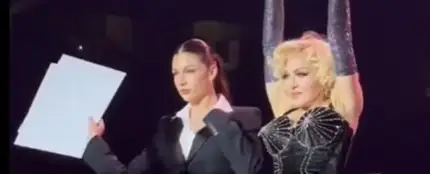 Úrsula Coberó sale a bailar con Madonna en el segundo concierto de Barcelona Úrsula Coberó sale a bailar con Madonna en el segundo concierto de Barcelona