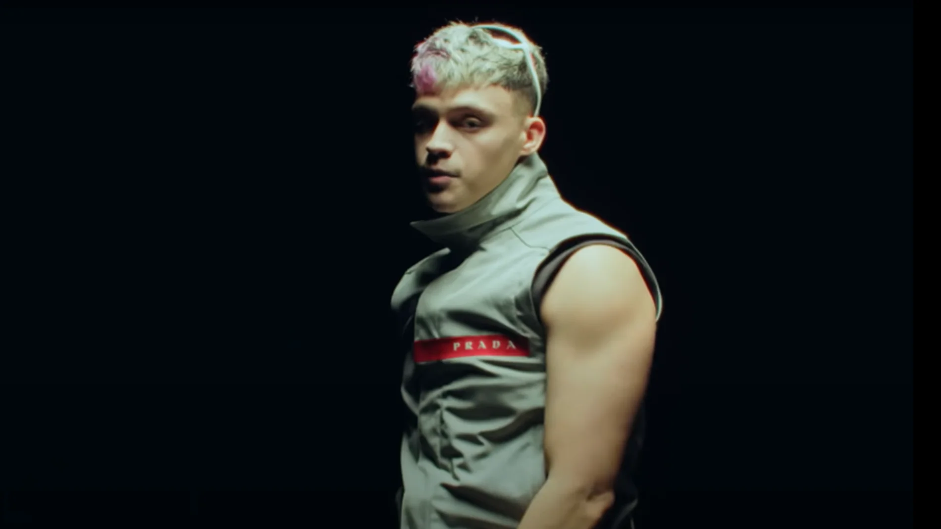 Almacor, en una imagen del videoclip de su canción 'Pop Tech'.