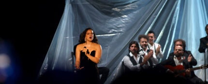 Rosalía canta &#39;Se nos rompió el amor&#39; de Rocío Jurado en los Latin Grammy 2023