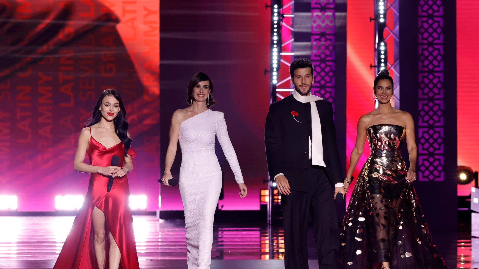 Danna Paola, Paz Vega, Sebastián Yatra y Roselyn Sánchez, presentadores de los Latin Grammy 2023.