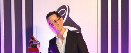 Edgar Barrera, con el Latin Grammy a Compositor del Año.