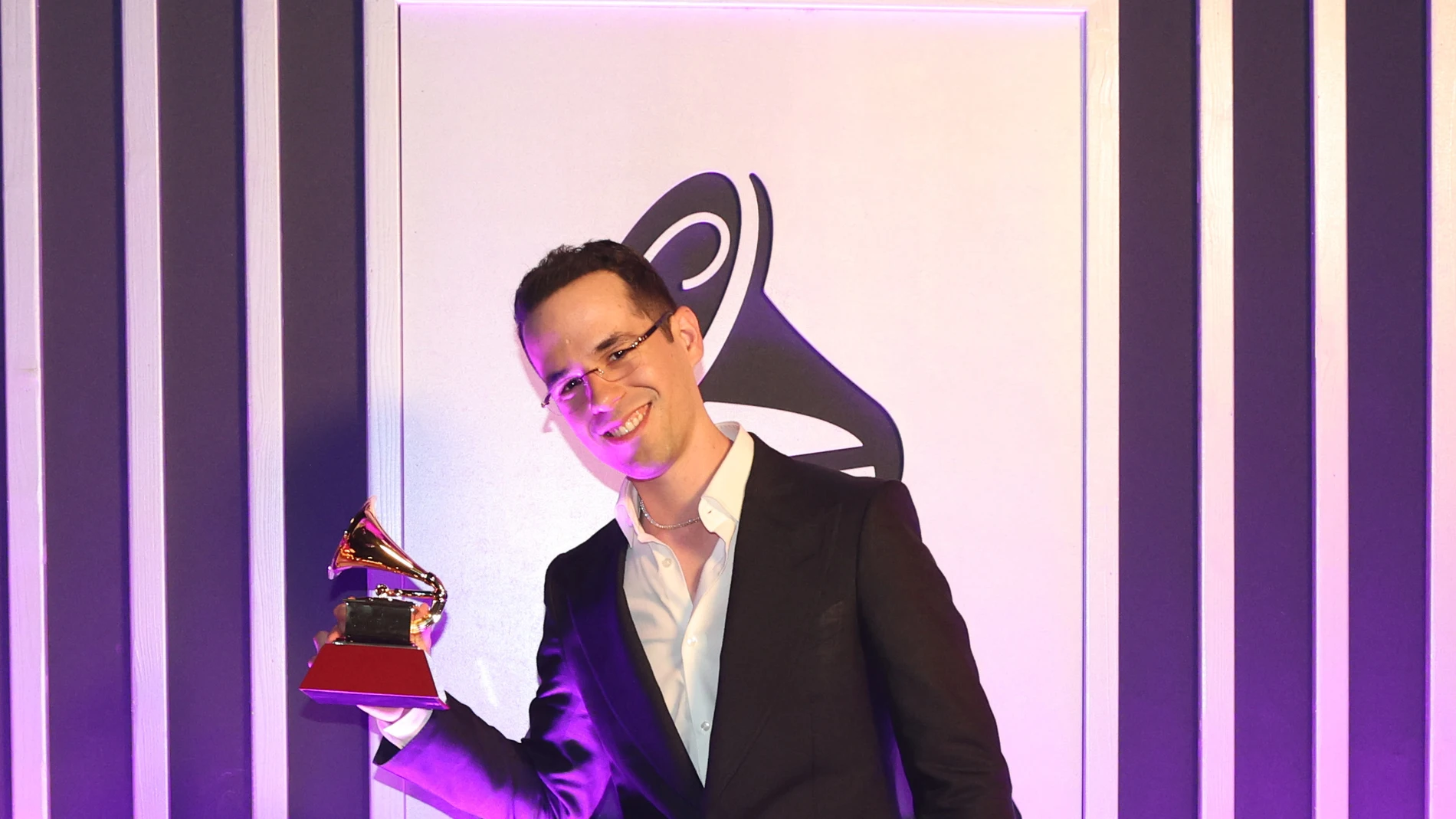 Edgar Barrera, con el Latin Grammy a Compositor del Año.
