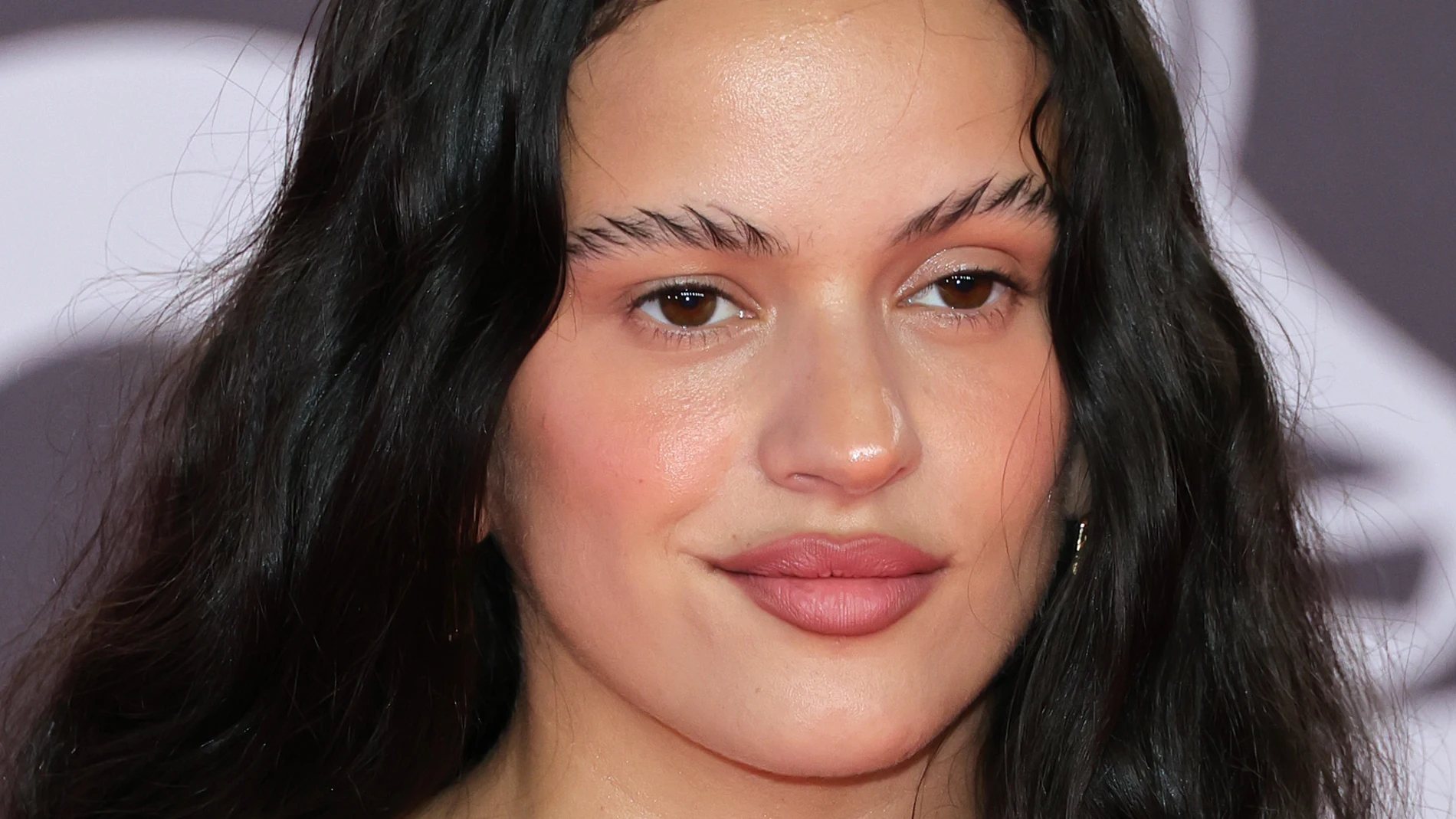 Cómo se llama la tendencia de cejas que lleva Rosalía en los Latin Grammy Cómo se llama la tendencia de cejas que lleva Rosalía en los Latin Grammy