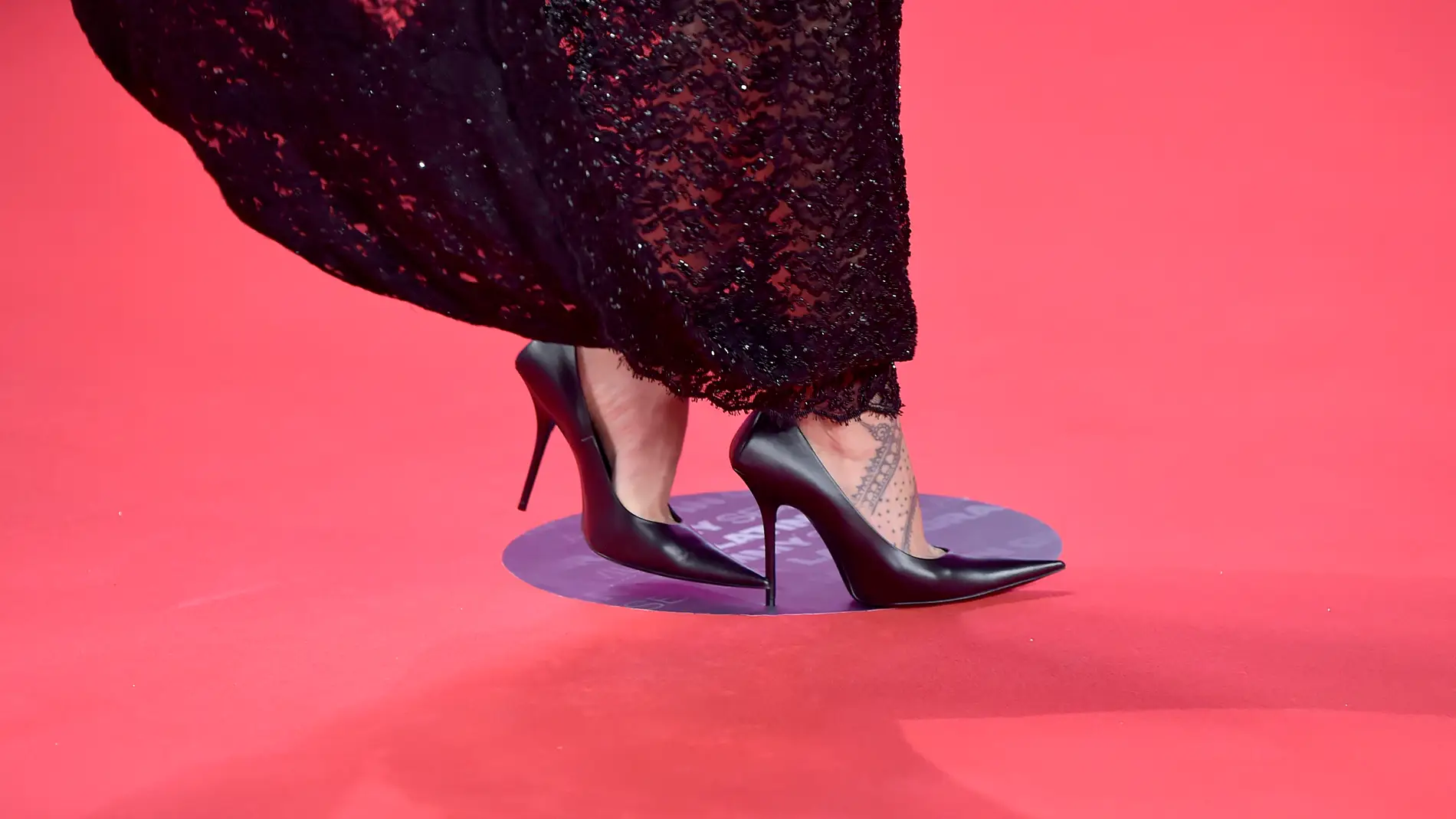 Detalle de los zapatos de Rosalía