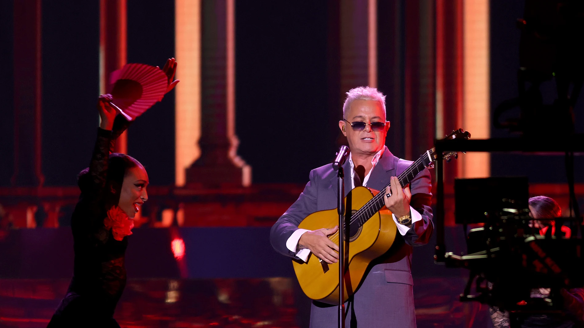 Alejandro Sanz canta 'Corazón Partío' en los Latin Grammy 2023