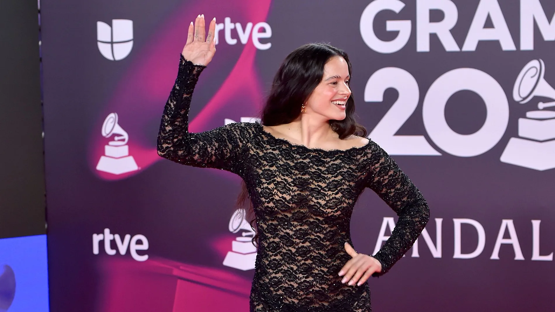 Rosalía, durante la alfombra roja de los premios Latin Grammy 2023, este 16 de noviembre en Sevilla.