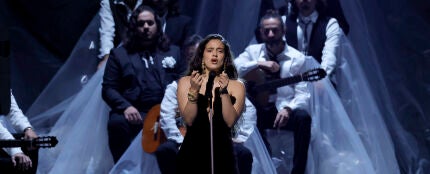 Rosalía cambia la letra de Se nos rompió el amor de Rocío Jurado en plena gala de los Latin Grammy