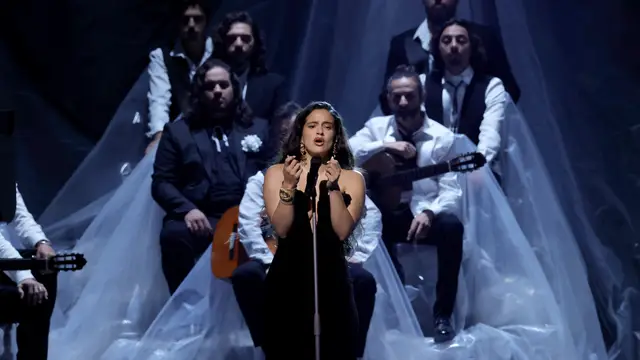 Rosalía cambia la letra de 'Se nos rompió el amor' de Rocío Jurado en plena gala de los Latin Grammy