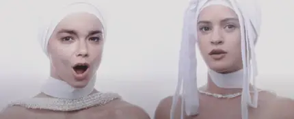 Rosalía y Bjork en el vídeo de ORAL Rosalía y Bjork en el vídeo de ORAL