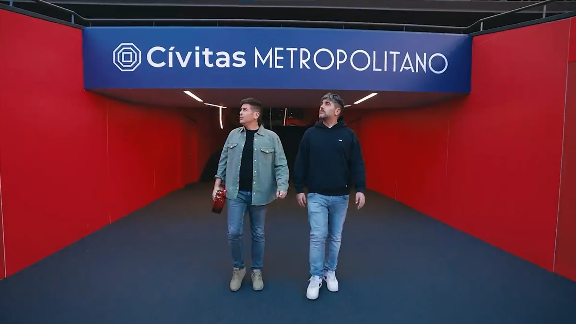 David y Jose Muñoz, de Estopa, en el spot promocional de sus conciertos en estadios.