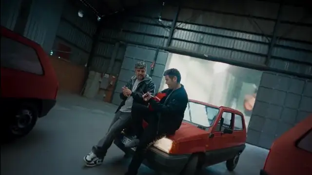 Los hermanos Muñoz, en una imagen del teaser de 'El día que tú te marches', la próxima canción de Estopa.