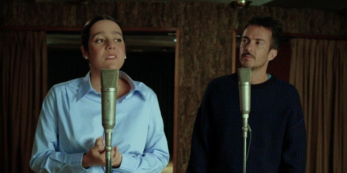 Valeria Castro y Vetusta Morla, en el videoclip de 'El amor de Andrea'.
